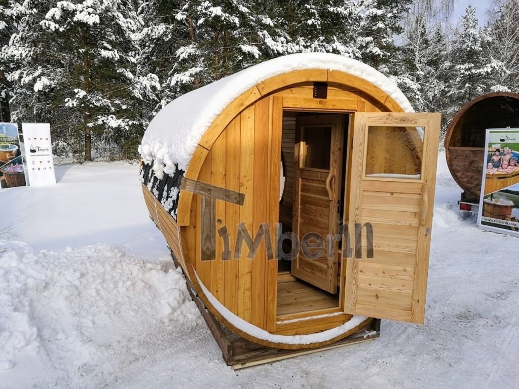 Sauna en plein air avec fenêtre panoramique en hiver