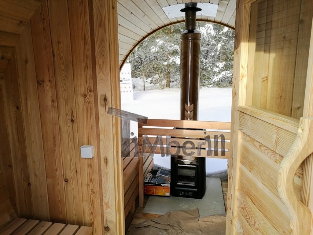 Sauna en plein air avec fenêtre panoramique en hiver